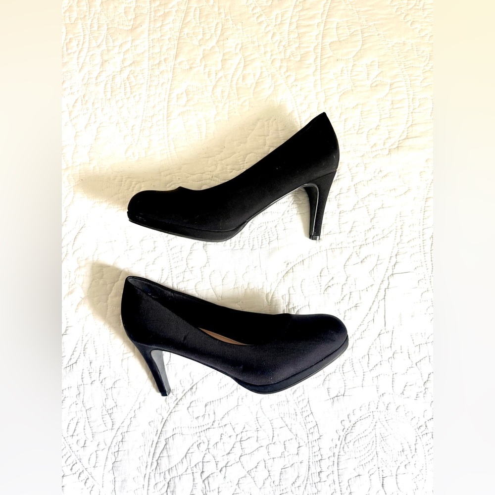 Women's Black Classic Closed-Toe Heels